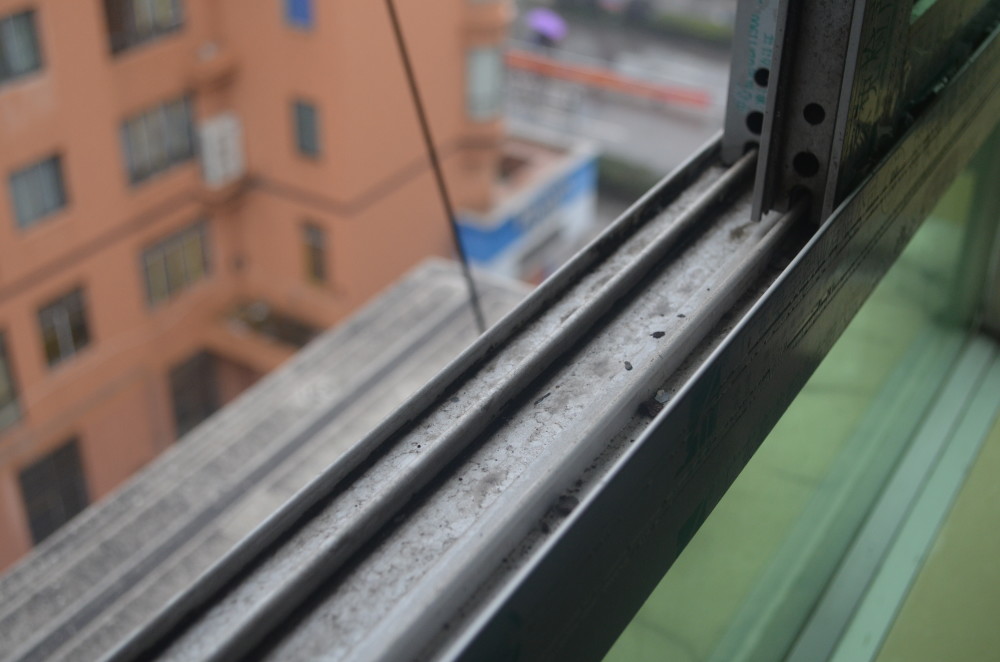 年底大扫除窗户槽脏难清理家政阿姨教你一招死角也能清理干净