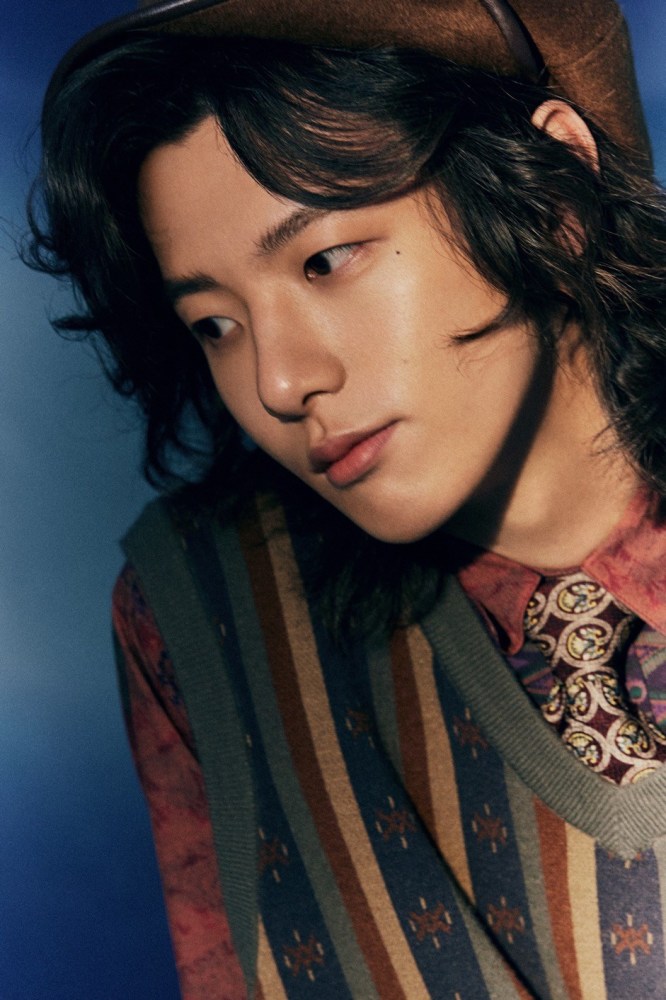 日系暖男即视感!《青春有你3》阿煜暖冬鱼缸大片