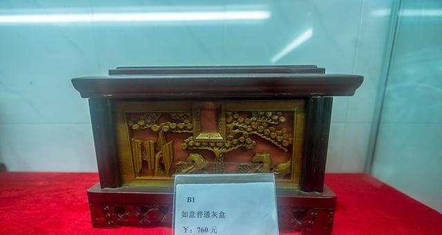 教授骨灰被儿子放在鞋盒里,除了叫人气愤外还有什么?