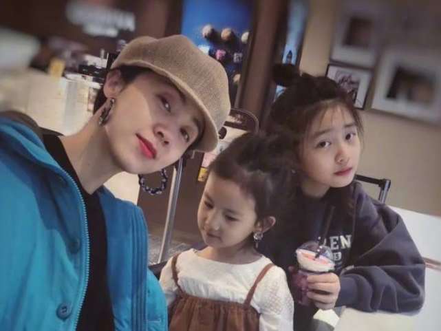黄磊儿子罕见露面,妻子孙莉晒儿子女儿玩雪照片,妹妹颜值超高