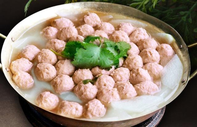 汆肉丸时,牢记这3点,汆出来的丸子又嫩又弹还不碎_腾讯新闻