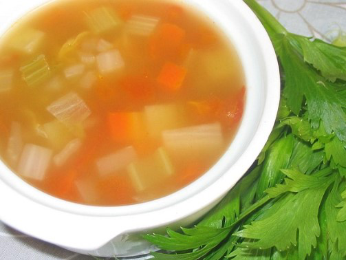 快餐店的脱水蔬菜制成的蔬菜汤