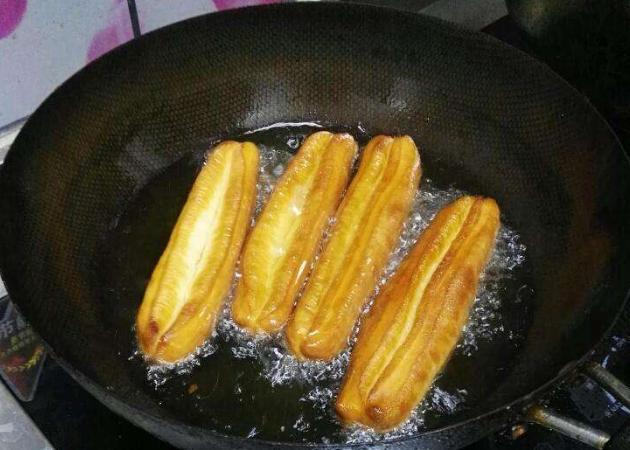 炸油条时,放一勺"它",蓬松酥脆,粗如臂,很少人知道的方法