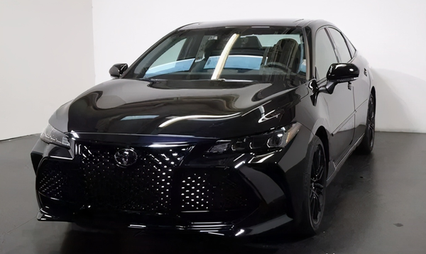 新款亚洲龙相比普通版本更加帅气,而且中网采用纯黑色点缀格栅,在前脸