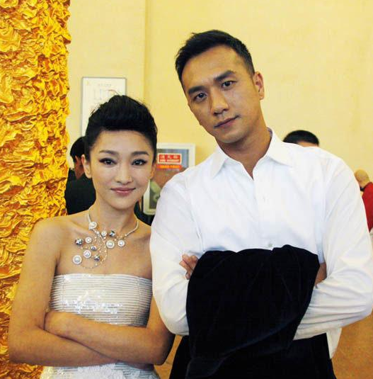 他曾与徐静蕾相恋5年，娶女网友儿女双全，如今46岁演《山海情》获赞