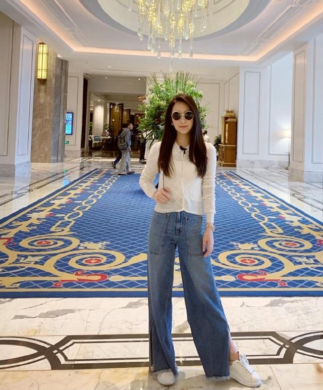 郭富城带小22岁娇妻逛商场!方媛穿千鸟格西装,叠腿坐气场十足