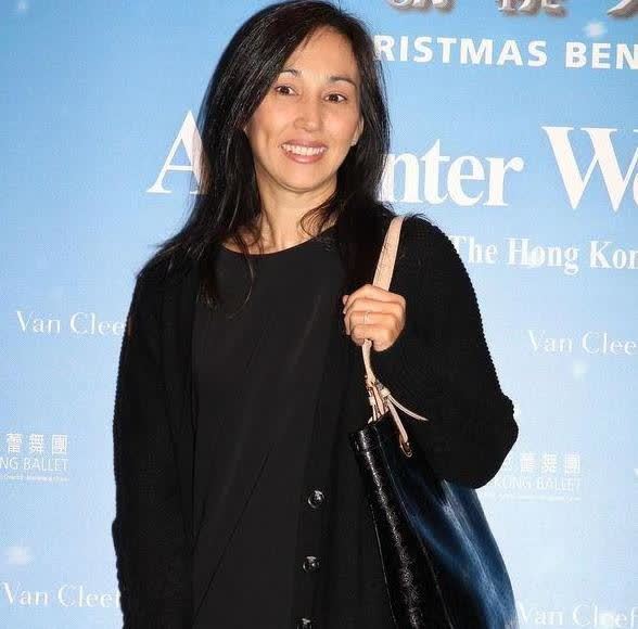 她曾拒绝周星驰两次,正红时息影嫁给普通人,今57岁仍气质优雅