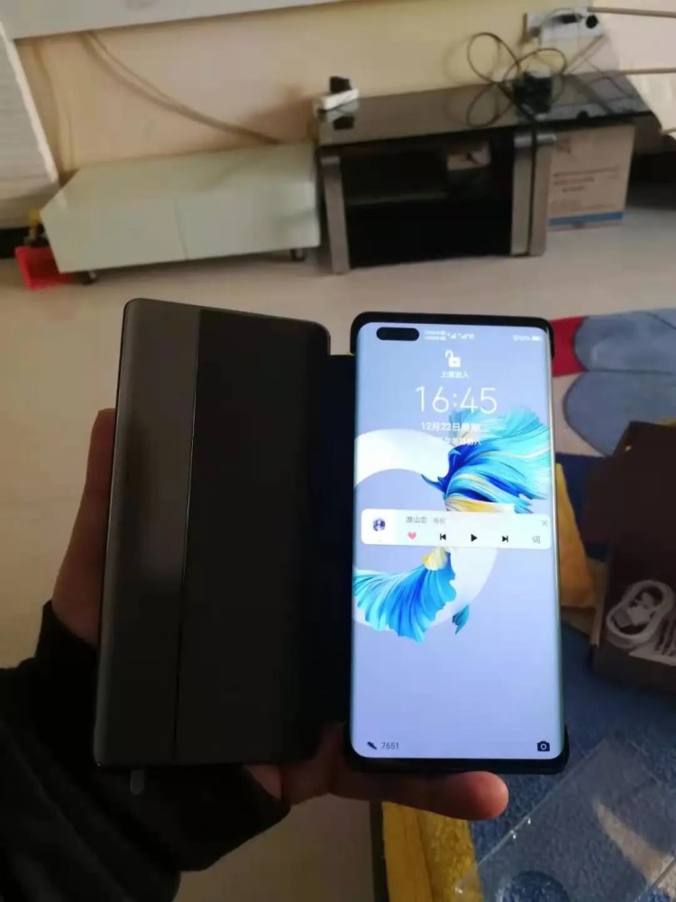 麒麟9000芯片也是供不应求,华为还等为下一代的华为matex2折叠屏,华为