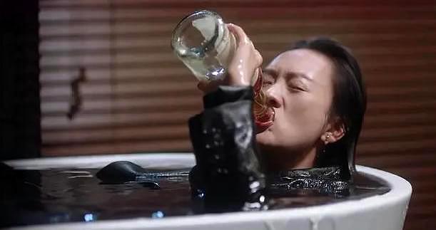 郑州街头:醉汉"殴打"小树摔倒,忍受不了屈辱,第3次还是露出"破绽"!