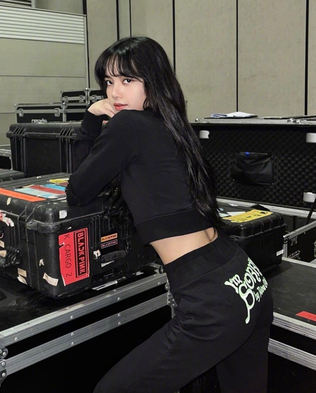 lisa身材比例太好了!黑色运动套装出镜,这腿长谁不羡慕?