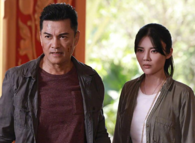 卸甲归来剧照曝光64吕伟良与31岁女主出演情侣竟毫无违和感