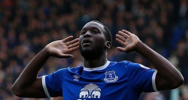 因为其称呼卢卡库为"小蠢驴",并随后提及了"巫毒教"