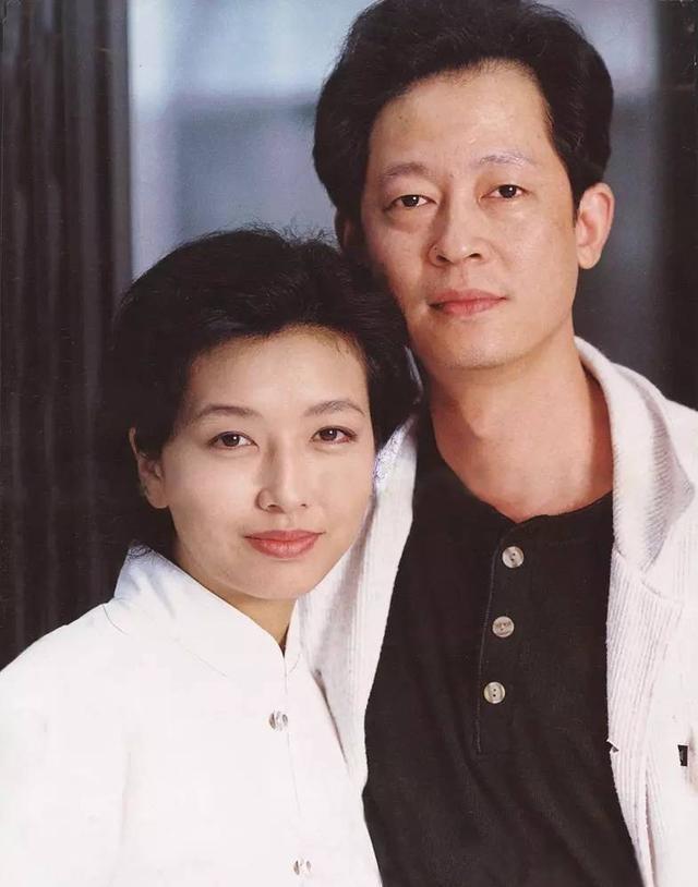 53岁江珊感情坎坷,二婚嫁给小15岁丈夫,一家人生活幸福_腾讯新闻