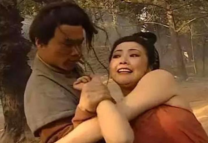 水浒传中,当武松抱住孙二娘,将她按倒在地时,为何张青不帮忙?