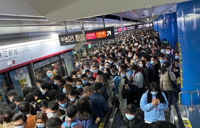 人山人海的珠江新城地铁站|网络