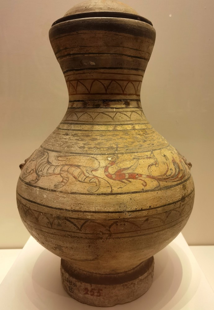 看见文物西汉时期的龙虎精神彩绘龙虎纹陶壶