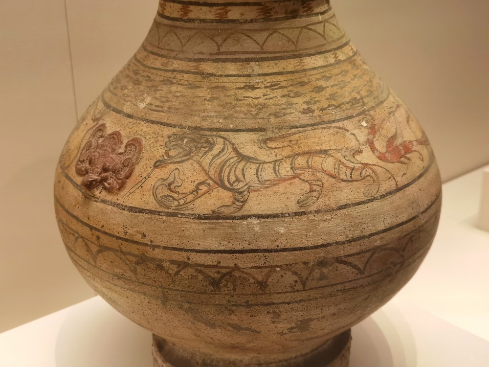 看见文物|西汉时期的龙虎精神——彩绘龙虎纹陶壶