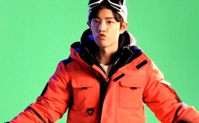 肖战晒出滑雪照一身橘色好年轻戴嘟嘴吧心情超好