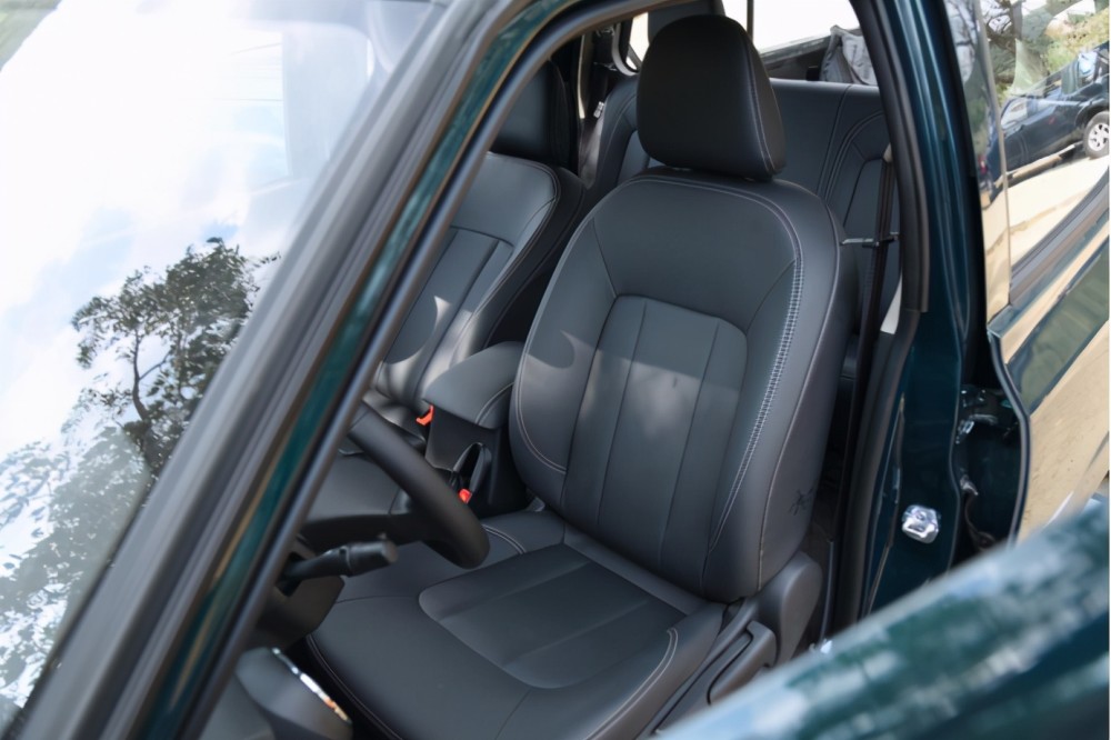 座椅继承了纳瓦拉的优良品质,采用了零重力座椅,整个座椅厚实富有支撑