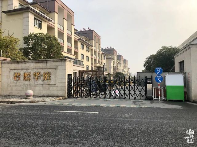 4号岗亭1月27日下午15:00起丹凤国际03外来人员需登记信息及行程,量