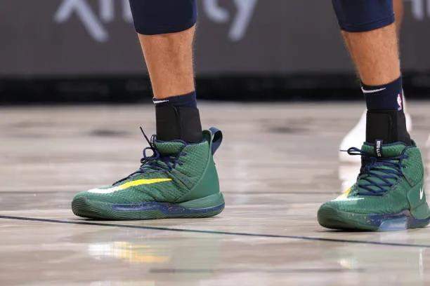 zoom rize pe他的队友戈贝尔上脚:一脚24,一脚2定制版球鞋致敬科比和