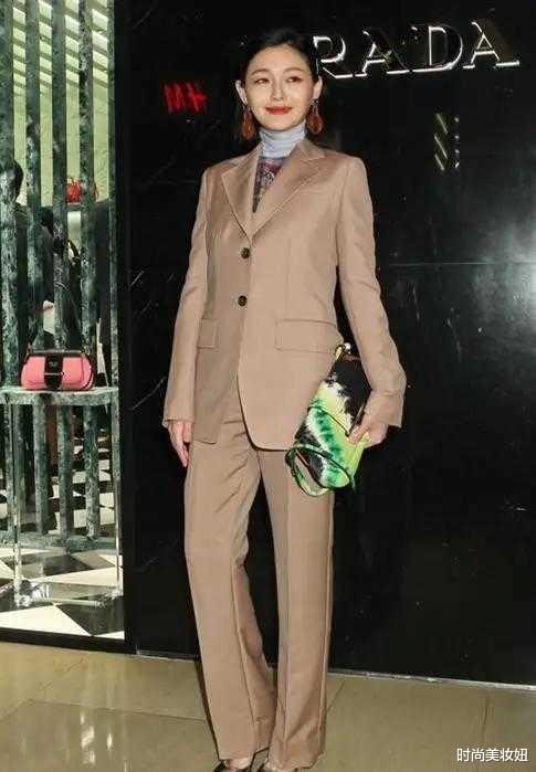 大s瘦回"少女样",穿黑色连衣裙配过膝长靴,齐刘海嫩得不敢认