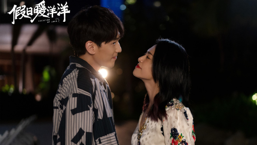 侯昊表面上看起来只是一个服务生,但是对度假村的每一个人甚至没有个