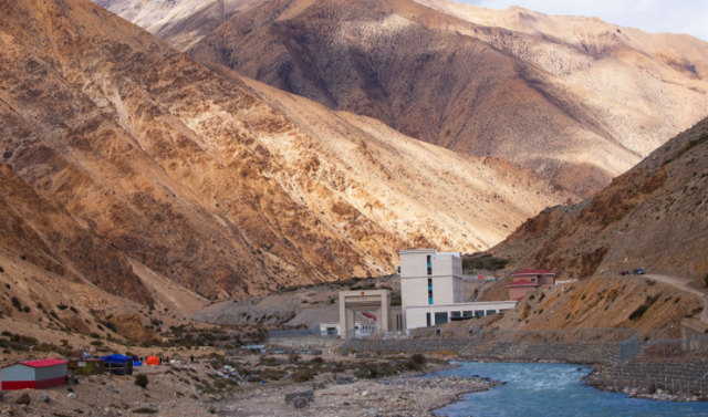 实拍中尼边境一边是贫民窟一边是中国高大雪白的现代建筑