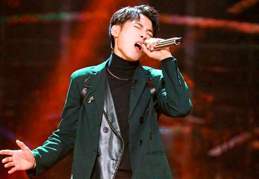 在2012年的时候,作为男爱豆随组合cross gene在韩国出道.