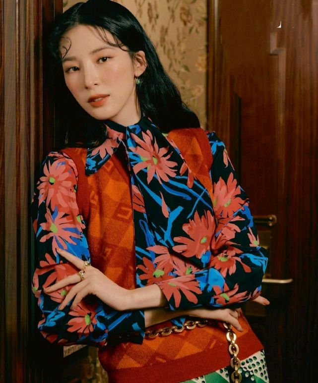 超模irenekim就是个彩色控,从发色到服装,任何颜色都能轻松驾驭