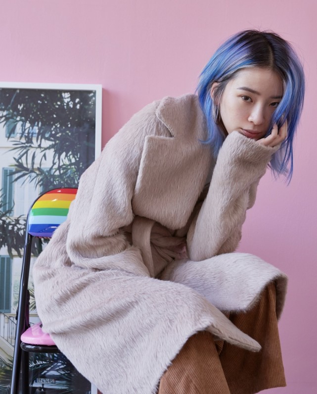 很多人认为irene kim在时尚圈大放异彩的关键,是因为她完美驾驭了炫酷