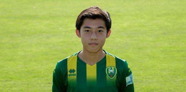 六年前,为了李嗣镕的足球梦想,他的父母决意把他送