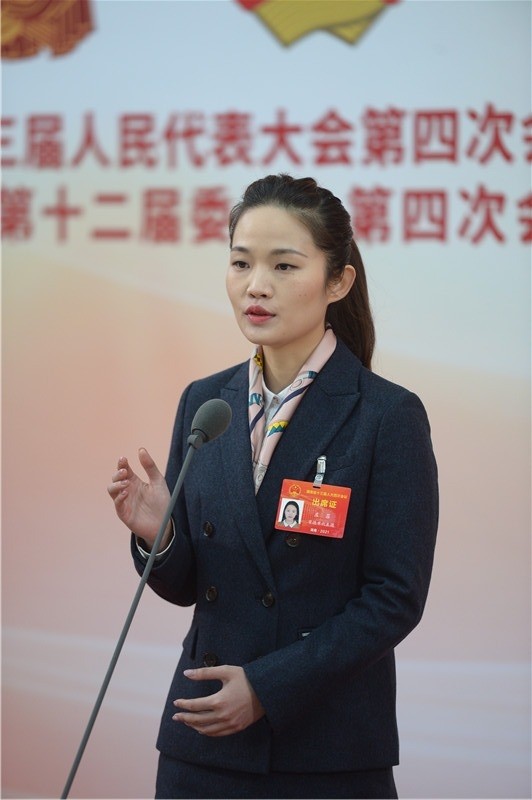 代表通道左菲青年海归组建翻译小分队助力抗疫