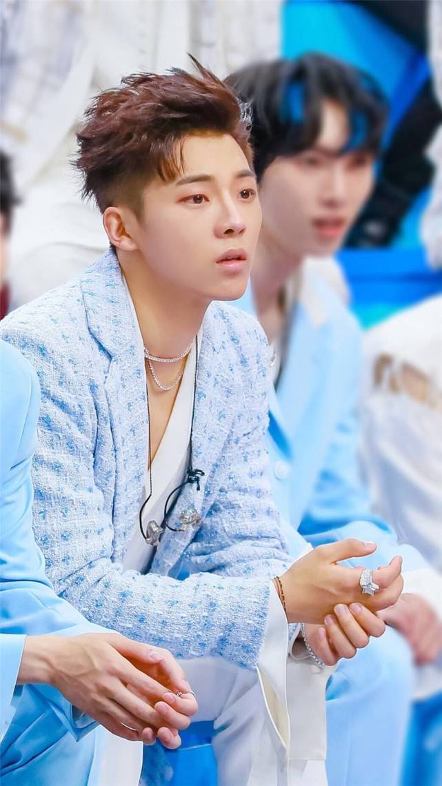 2012年在韩国随组合cross gene正式出道,两年后因为家庭原因退出组