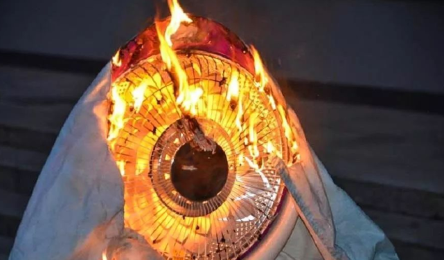 天冷取暖别大意烤火炉不慎点燃房间