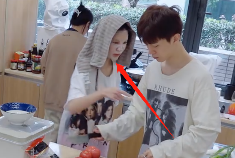 娜比范丞丞早起去做早餐谁注意宋妍霏皮肤好不是没有理由