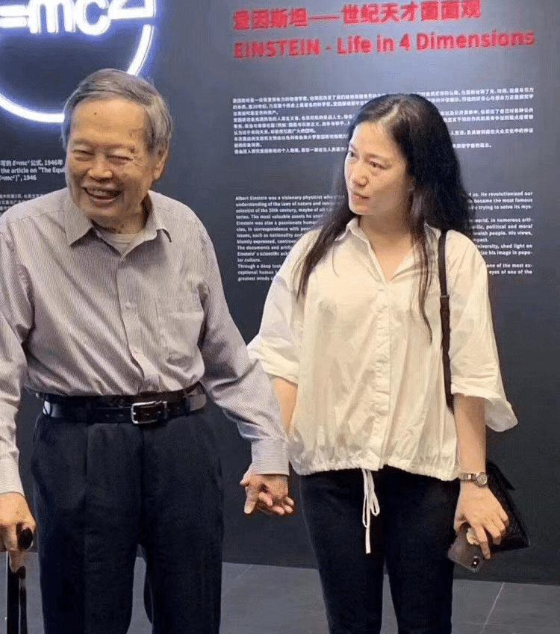 44岁翁帆发福显老,98岁杨振宁却依然精神抖擞,网友:太不容易