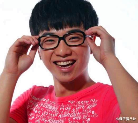 华晨宇的暴丑旧照被扒抽着烟与同学接吻还说情书收到手软整容实锤