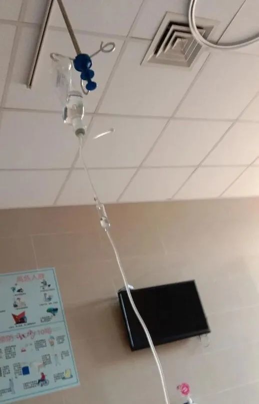 出现什么意外,希望不会留下太难看的疤痕吧",配图是一张吊点滴的照片