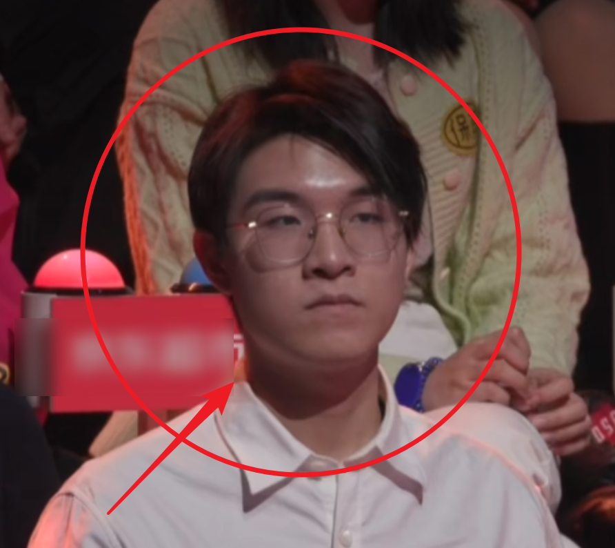 而除此之外,网友们还发现刘煜成似乎变胖了不少,脸