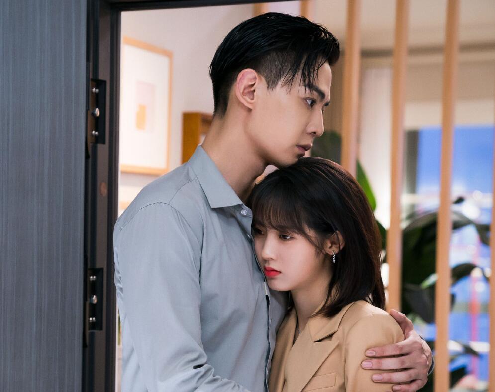 《我的小确幸》又曝花絮,邢菲唐晓天上演"玻璃吻"_腾讯新闻