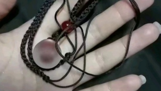 黑色产业"血吊坠",女孩为男友"辟邪"割腕取血?女人应该对自己狠一点?