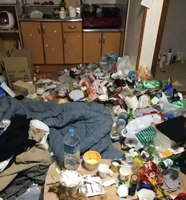 南京一女子出租房垃圾满屋无法立足,邻居:在1912上班,美艳动人