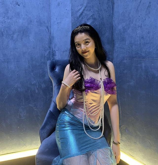 华谊千金王文也晒睡衣照!奶牛上衣旧到褪色,手镯子价格近10万