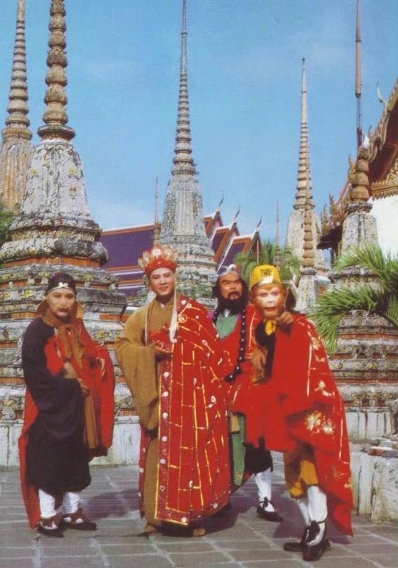 86版西游记剧组罕同框六小龄童精神矍铄3人年迈坐轮椅出镜