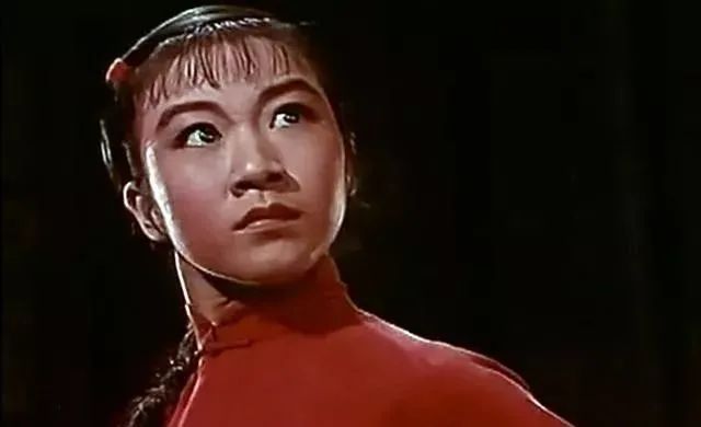 后半部分剧情中,已经逃出虎口,落难山林的"白毛女"则由石钟琴扮演