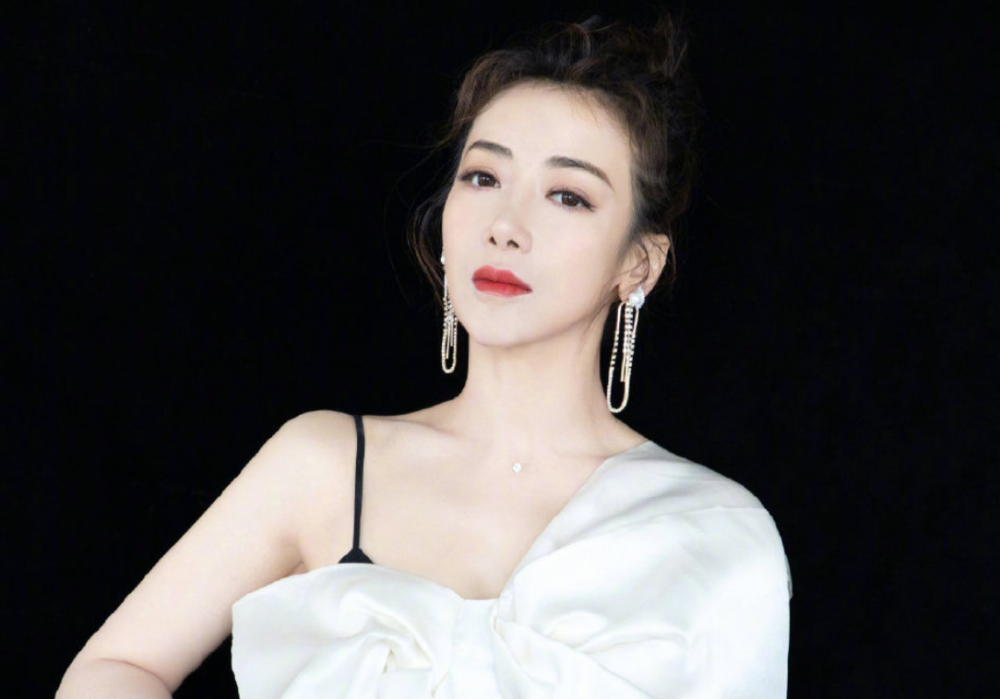 这几年陈紫函似乎也想通了这些问题,开始尝试着从演员到制片人的转型.