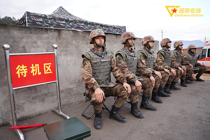 硝烟弥漫直击某部新兵团手榴弹实弹投掷训练