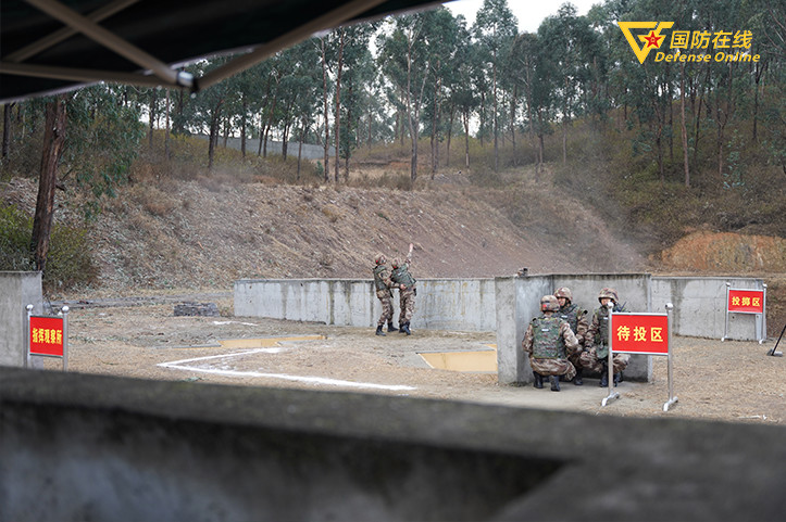 硝烟弥漫直击某部新兵团手榴弹实弹投掷训练