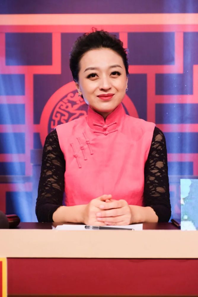 他们分别是梅花大鼓名家籍薇,相声名家郑健,以及评书名家张怡